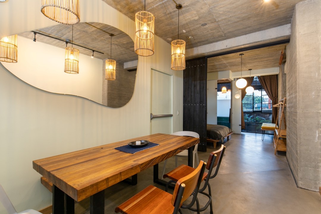 Modern and versatile table in Hotel Medellin Nido Sky, ideal for eating or working, with views of the interior of the apartment